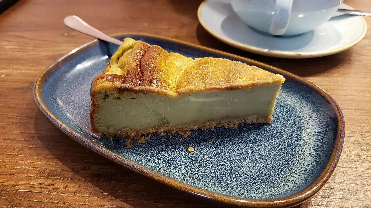 Baked cheesecake slice